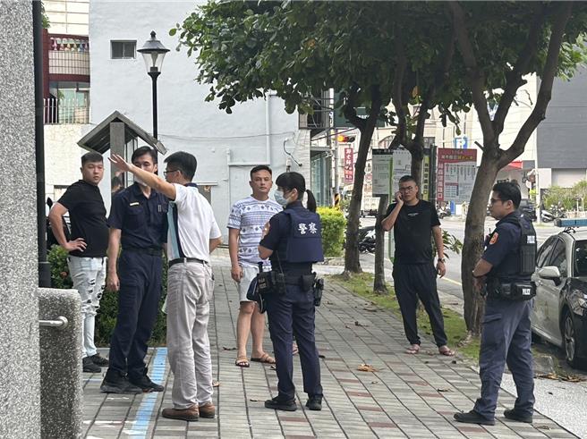 屏東市29日清晨刺青店驚傳火警，造成1死1傷，警方查出是人為縱火，下午2時20分將涉案的19歲許姓男子逮捕到案，初步了解是糾紛所致，許嫌在進到屏東警分局前，遭黃男悲憤的親友們怒嗆三字經。（謝佳潾攝）