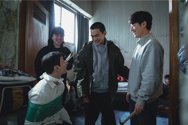 劉秀彬（左起）、導演李正坤、俞承豪、金東輝合作韓劇《交易》。（friDay影音提供）