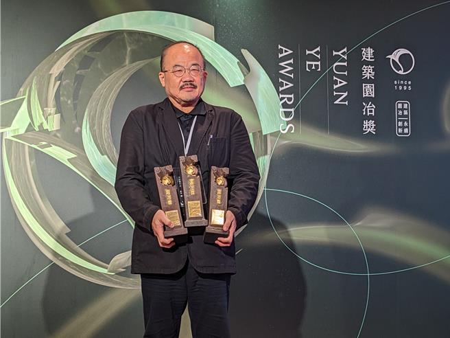 2023年「建筑园冶奖」由新北城乡局主任秘书谢登武代为领奖。（新北市城乡局提供）