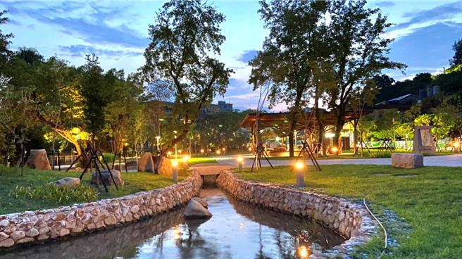 金山温泉公园景观水路及照明营造整体夜间气氛。（新北市城乡局提供）