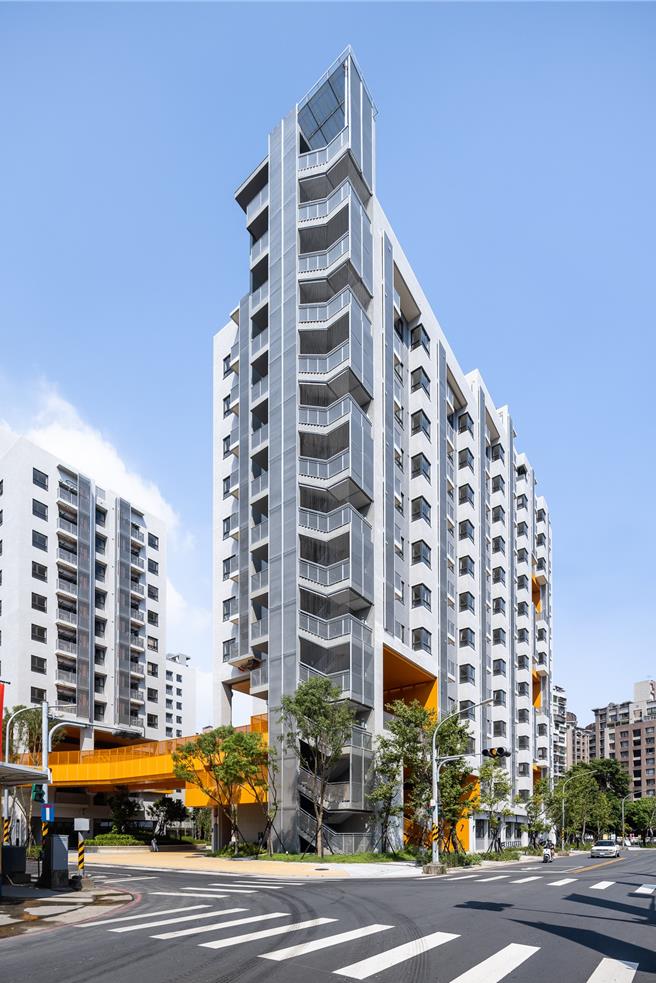 土城员和社宅金属网及清水模材质创造具特色之户外楼梯。（新北市城乡局提供）