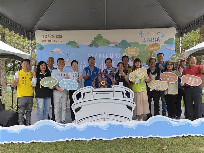 县府秘书长陈斌山等人转动游湖船船舵，象徵着水漾明湖起航前行。（李京升摄）