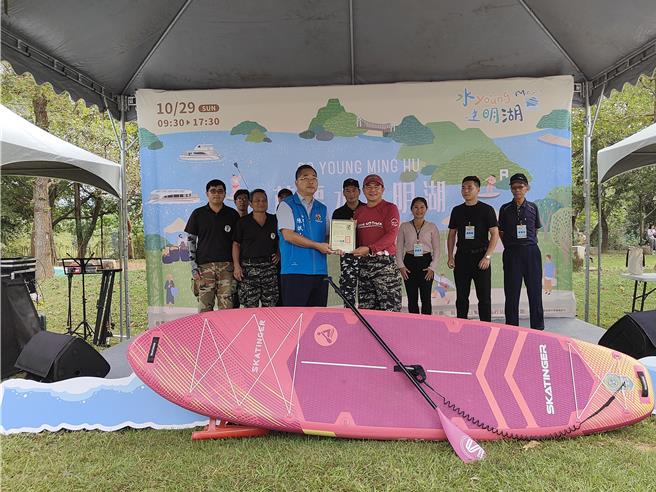 「水漾明湖」游憩规画横跨陆、海、空游憩设施，包括环湖脚踏车、游湖船、SUP立式划桨及空中脚踏车等设施。（李京升摄）