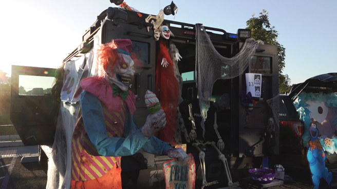 洛杉磯國際機場警察局舉行萬聖節活動，平時用來處理恐怖攻擊、人質危機等重大事件的裝甲車也布置了蜘蛛絲、骷髏頭等嚇人裝飾。（圖/中央社）
