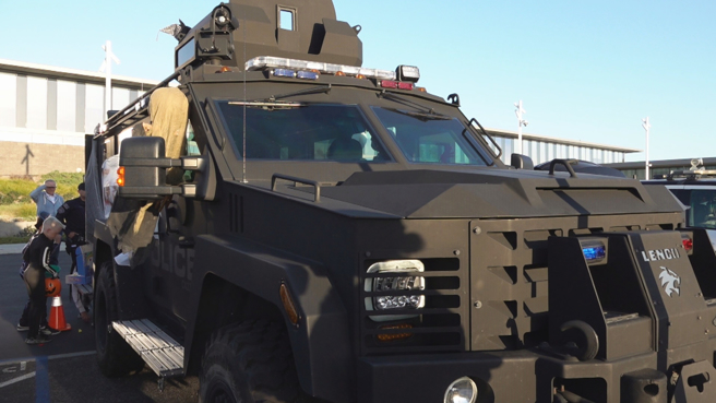 洛杉磯國際機場警察局一輛Lenco Bearcat輪式裝甲車參與萬聖節活動，車頂上有武器塔台。這輛裝甲車平時用在機場值勤，處理重大維安事件。（圖/中央社）
