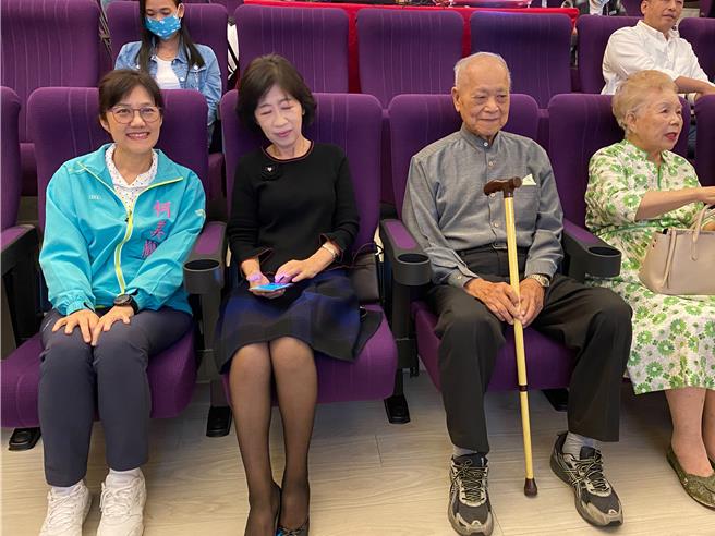 民眾党妇女委员会29日在SOGO新竹店举办「2023女力翻转论坛─新竹场」讲座，左起柯美兰、陈佩琪、柯爸、柯妈难得同框。（陈育贤摄）