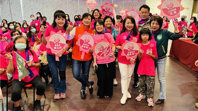 南投縣女性支持者29日成立信賴台灣姊妹會，由南投縣議員陳玉鈴（站立者左1）擔任總會長，立委羅美玲（左4）、蔡培慧（左2）等人任榮譽會長。（楊靜茹攝）