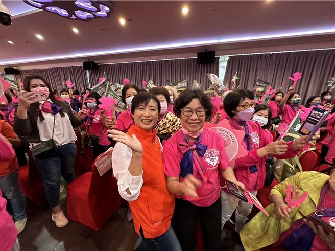 南投縣第2選區立委蔡培慧（前排左1）出席南投縣信賴台灣姊妹會成立大會，在台下與女性支持者互動。（楊靜茹攝）