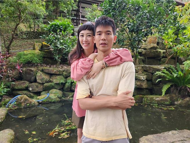 蔡允潔（後）跟老公Fraser感情甜蜜。（紅心字會提供）