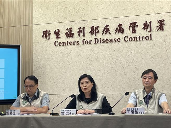 疾管署副署長曾淑慧（中）表示，本土登革熱確診數，今天突破兩萬例。鄭郁蓁攝影