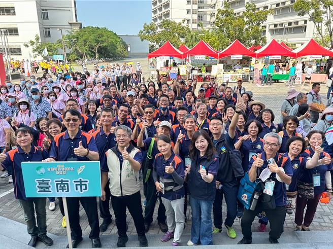 在台南市代表队在「环保金头脑」及「环境保卫战」勇夺特优。(台南市环保局提供／曹婷婷台南传真)