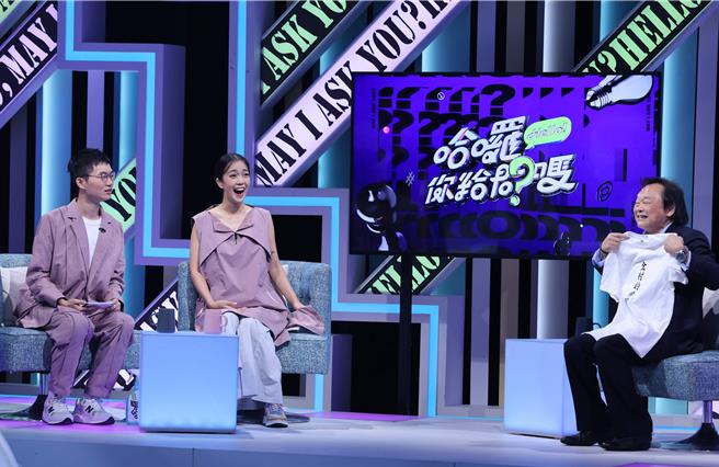 王世坚（右）面对视网膜（左起）、大霈问题，时不时露出招牌的尷尬笑容。（公视提供）