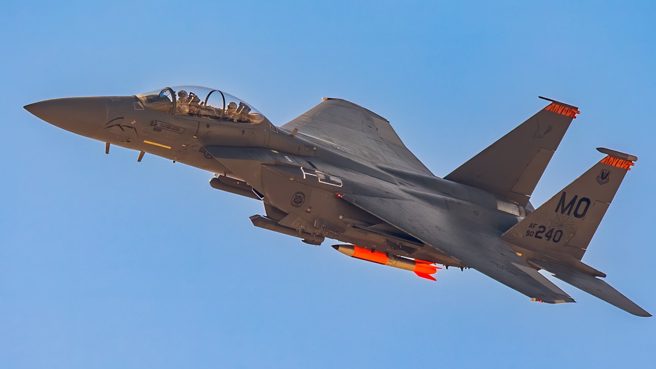 F-15E携带B61核重力炸弹。(图/美国空军)