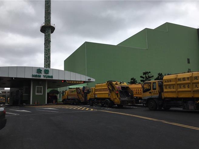 桃园垃圾车9月初严重误点近3、4小时，中坜人等到深夜抱怨连连。(环保局提供／蔡依珍桃园传真)