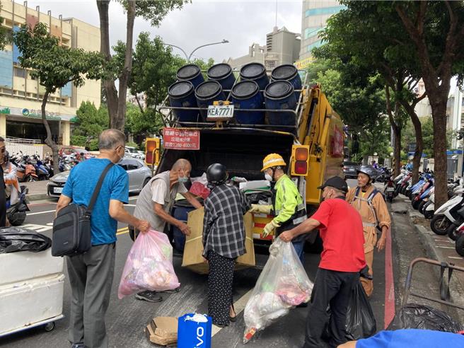 桃园垃圾车经副市长苏俊宾率队协调改善，垃圾车准点率从92％提升至97％。(环保局提供／蔡依珍桃园传真)