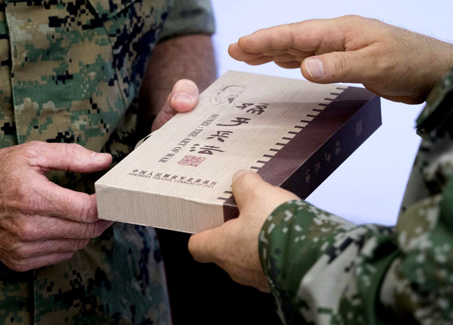 反審查團體「美國筆會」（PEN America）指出，包括《孫子兵法》在內等上萬本書籍被美國監獄系統列為禁書。圖為2017年8月，大陸解放軍北部戰區指揮官宋普選將一本《孫子兵法》送給時任美國參謀首長聯席會議（JCSC）主席鄧福德。（資料照／美聯社）