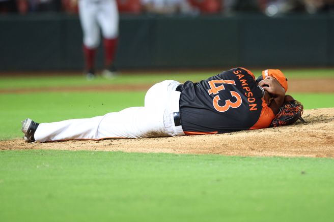 统一狮克维斯被强袭球打中头直接倒地。（统一狮提供）