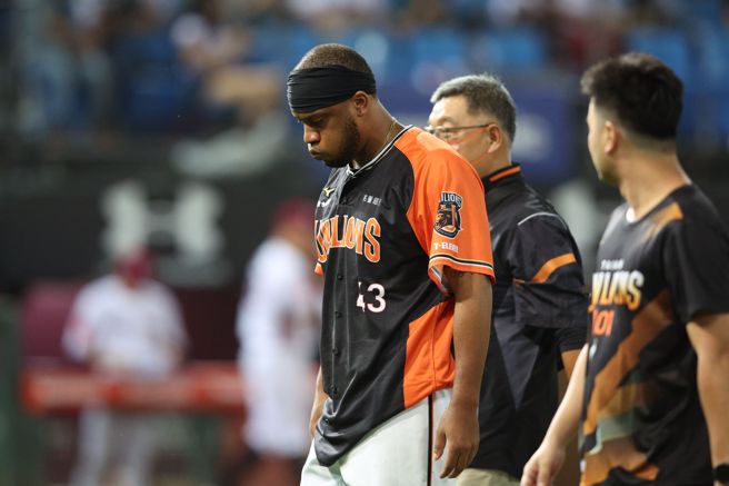 统一狮克维斯（左）被强袭球打中头部提前退场。（统一狮提供）