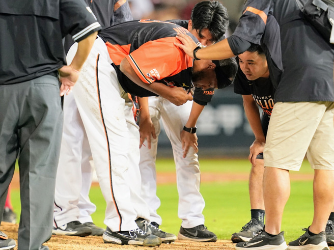统一狮克维斯（中）被强袭球打中头部。（统一狮提供）