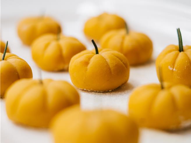 义式料理品牌「PASTAIO」推出期间限定的「柴窑培根南瓜麵疙瘩」，软萌可爱的南瓜麵讨喜吸睛。(PASTAIO提供)