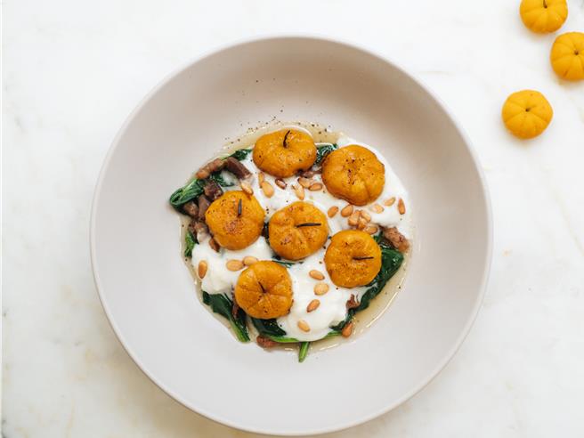 「柴窑培根南瓜麵疙瘩」每份售价340元，在PASTAIO光復、内湖、新店3店同步上市，供应至11月6日止。(PASTAIO提供)