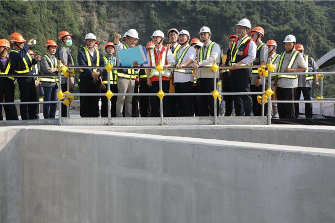 曾文水库庆祝启用50年举办园游会，行政院长陈建仁（前排右四）29日到大坝并视察曾文与南化之间联通管线进度。（台南市政府提供／程炳璋台南传真）