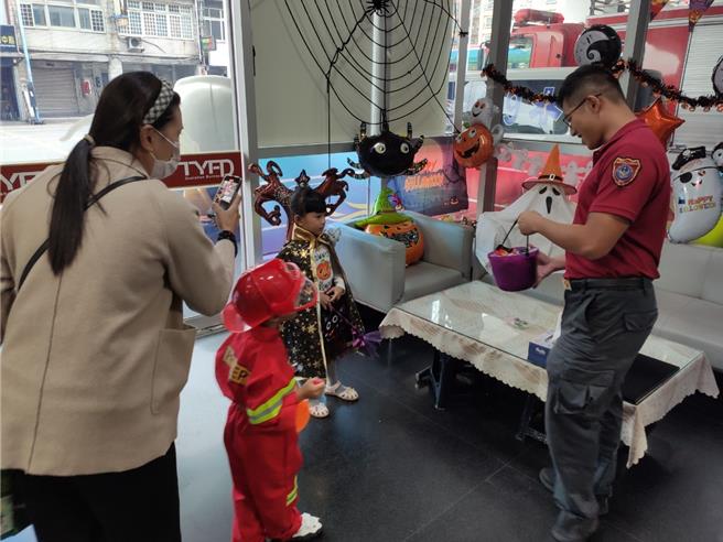 10月28日至30日9至12时及15至20时，到龟山分队值班台大喊「防震宣导标语」，即可获得糖果1份，数量有限发完为止。（消防提供）