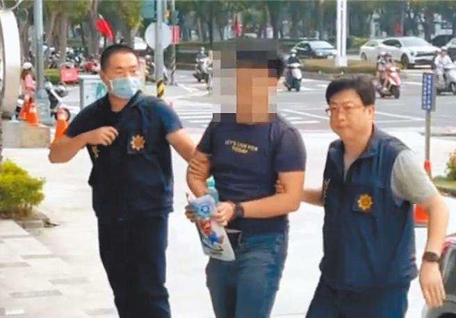 台中多所大学学生遭「无卡分期」诈骗，3C店家林姓老板（中）及林姓业务员遭拘提侦办，警方并店内被搜出200多份合约书，检方29日复讯后，向法院声押2人。（本报资料照片／陈淑芬台中传真）