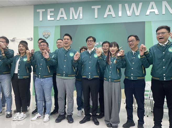 赖清德高雄竞选总部正式开张，竞总主任委员、高雄市长陈其迈29日率全体干部参加祈福仪式。（洪浩轩摄）