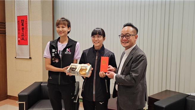 基隆市议长童子玮（右）、市议员陈宜（左）共同致赠红包及蛋糕给基隆长泳女将邓羽彣（中），为她勇夺全运会三金一银庆功。（童子玮服务处提供／张志康基隆传真）