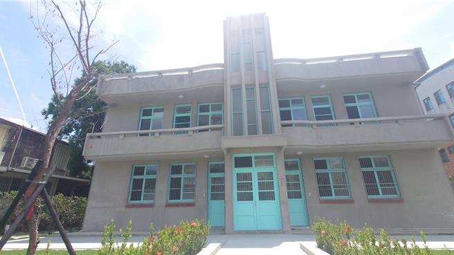 整建后的林业署竹东宿舍区212号、214号两层水泥砖瓦建筑呈现1970年代的氛围，并于29日揭幕办理「林林・种种」展览。(林业署新竹分署提供／邱立雅竹县传真)