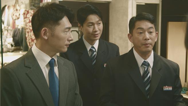 韩宜邦、黄少谷在《开创者》饰演温升豪的员工。（中视提供）