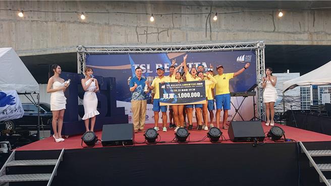 亚果游艇集团、台钢集团与台湾帆船联盟举办的「2023 TSL台钢集团TSG帆船赛」29日颁奖，夺冠的飞乐比战队获百万奖金，队员上台开心的手舞足蹈。（程炳璋摄）