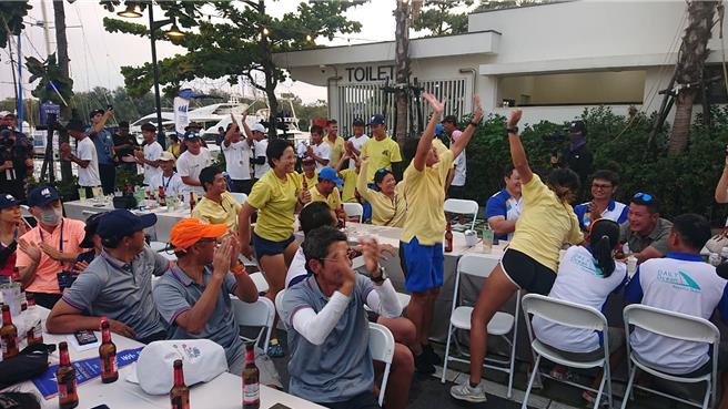 亚果游艇集团、台钢集团与台湾帆船联盟举办的「2023 TSL台钢集团TSG帆船赛」29日颁奖，飞乐比战队（黄衣者）夺冠被通知上台时，成员开心欢呼。（程炳璋摄）