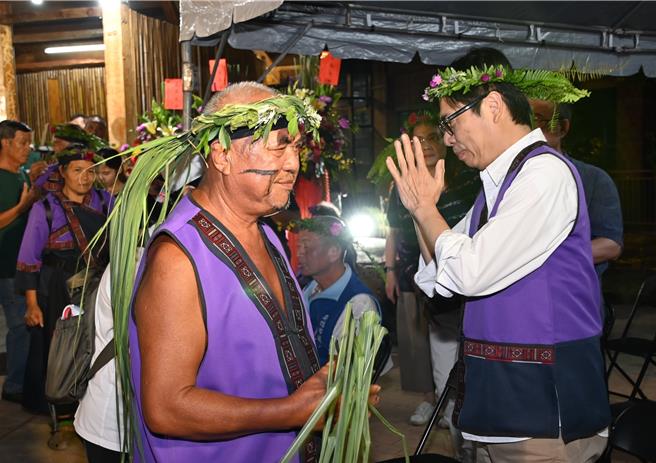 高雄市長陳其邁（右）29日出席小林夜祭，接受太祖（左）的祝福。（林瑞益攝）