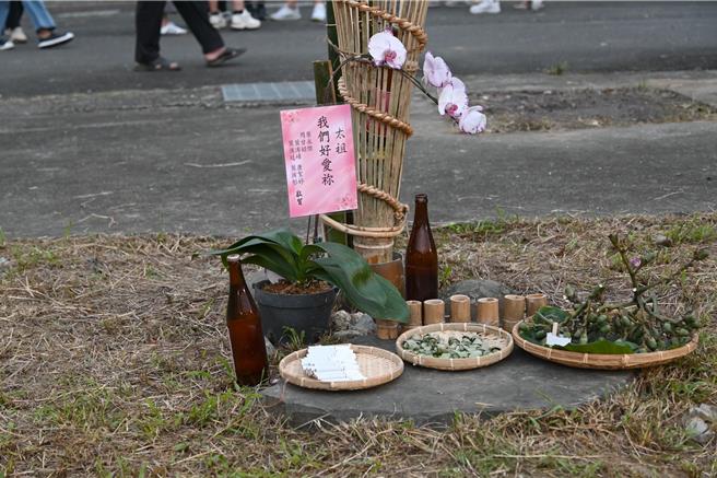 小林夜祭前，平埔族人29日以香菸、檳榔與米酒祭拜太祖。（林瑞益攝）