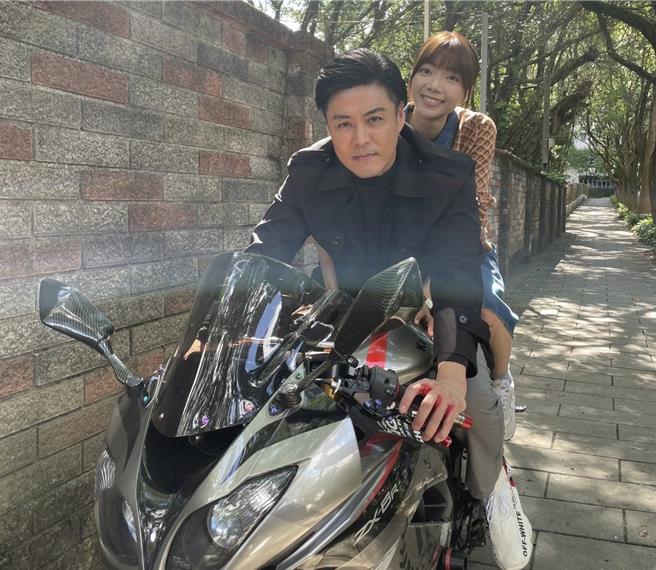 刘至翰剧中骑重机载周宇柔逃避追杀。（民视提供）