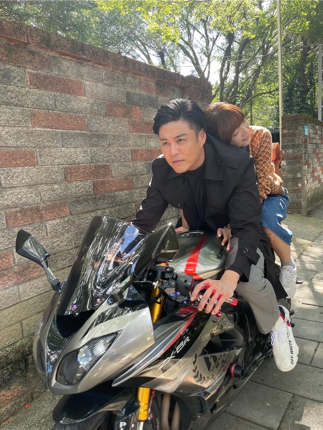 刘至翰剧中骑重机载周宇柔逃避追杀。（民视提供）