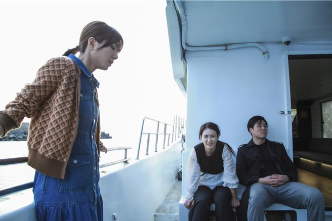 刘至翰、李又汝、周宇柔船上扭打累翻。（民视提供）