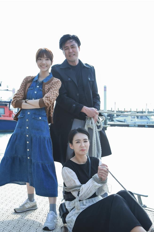 刘至翰、李又汝、周宇柔3人拍摄完在港边搞笑合影。（民视提供）
