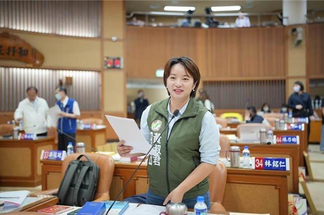 新北市议员黄淑君今（29）日亲自回应，证实卷入争议的是她，但她强调仅转传家长陈情意见予教育局协助说明，并无与学校联繫，一切尊重教育局依相关规定办理；土城国中校长徐淑芬也替议员喊冤「完全是误会」。（新北市议员黄淑君提供）