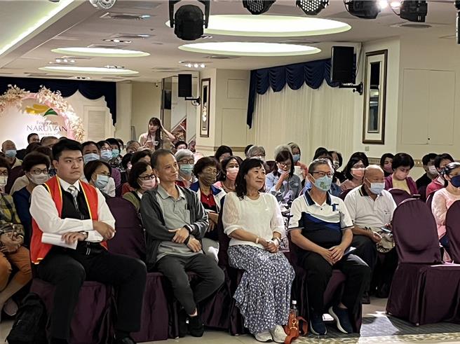 旺旺集团29日在台东娜路弯大酒店扩大举行公益演唱会，邀请多位实力派歌手轮番献唱经典歌曲，台东乡亲听得如痴如醉。（蔡旻妤摄）