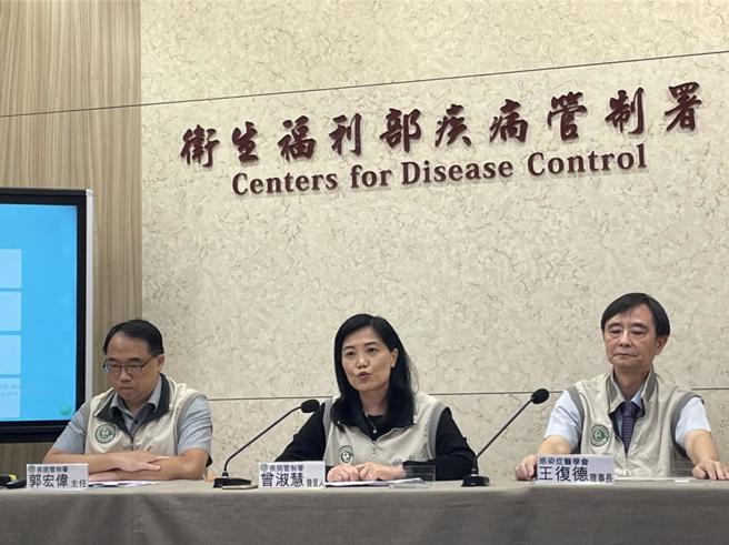 疾管署副署长曾淑慧(中)表示，本土登革热确诊数，29日突破2万例。（郑郁蓁摄）