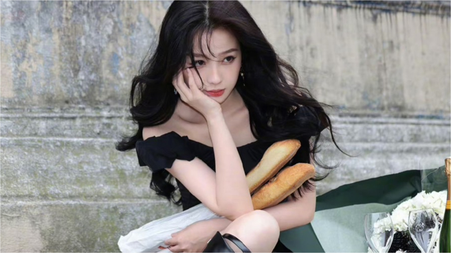 虞书欣与「THE9」团员们一同演出。（图／翻摄自虞书欣微博）