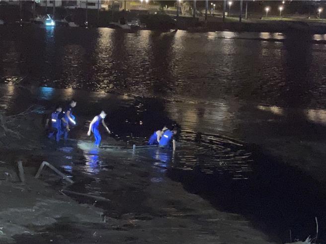 婦人受困百齡橋下沙洲，警消出動橡皮艇救援。（翻攝畫面）