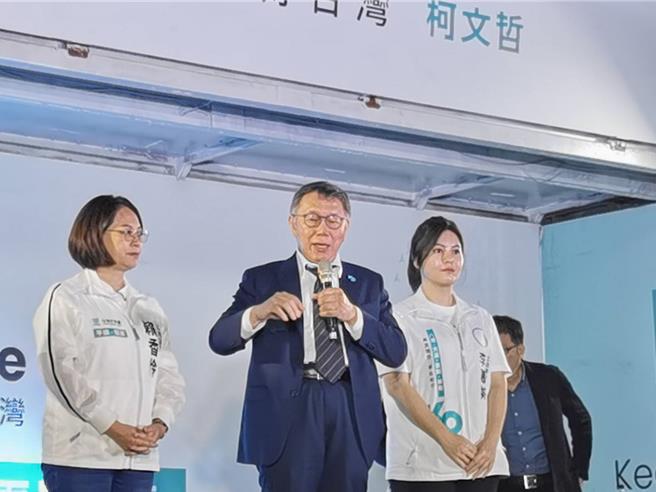 民眾党总统参选人柯文哲，今天晚间赴桃园平镇举办庙口开讲，批赖清德亲中舔共。(吕筱蝉摄)