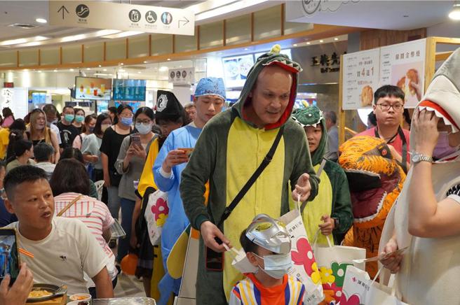 汉神巨蛋庆祝万圣节，于馆内举行变装游行。图／汉神巨蛋提供