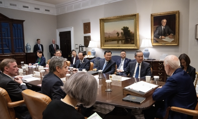 拜登在白宮羅斯福廳以工作會議的方式接見到訪的王毅，這種方式不是禮貌性接見，顯得親切隨和，有些評論認為這是主管聽取下屬報告的方式。（圖／新華社）