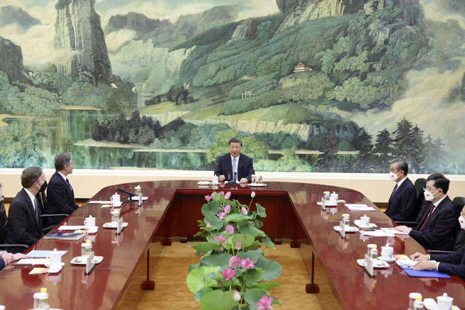 美國國務卿布林肯 6月首次訪問北京與王毅會談多項中美關係事務，在會談完成後，中共國家主席習近平接見了布林肯，接見氣氛與白宮完全不同，其座位安排方式引起一些議論。（圖／新華社）