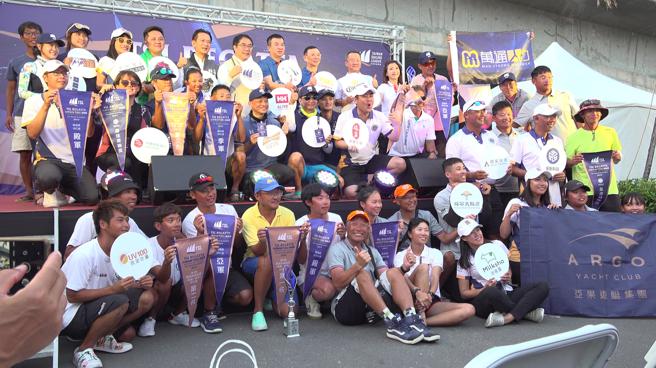 「2023 TSL台钢集团TSG帆船赛」完美落幕，贵宾与选手合照（图片来源：记者 赖君欣 摄）